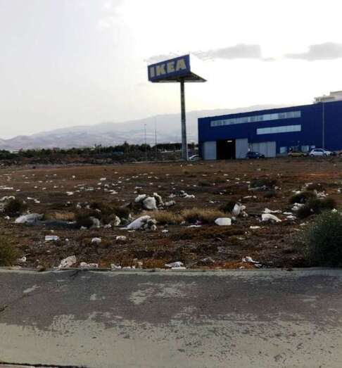 Bolsas y restos de plástico en solares sin vallar de La Mareta (Foto TA)